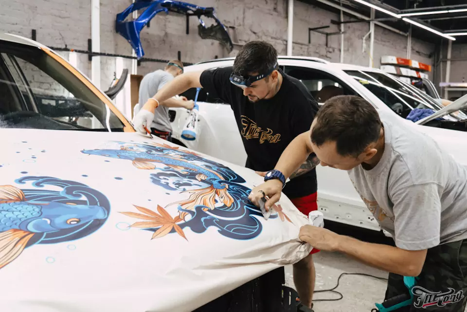 Демонтаж старой пленки и оклейка в винилографию Toyota RAV4. Вторая жизнь — новое лицо.